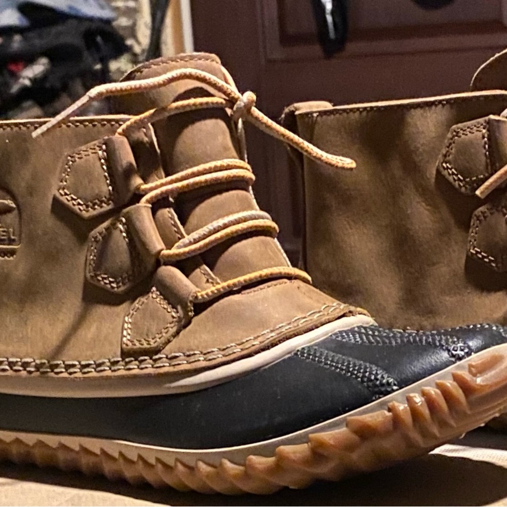 Women's Brown Lace-Up Duck Boots